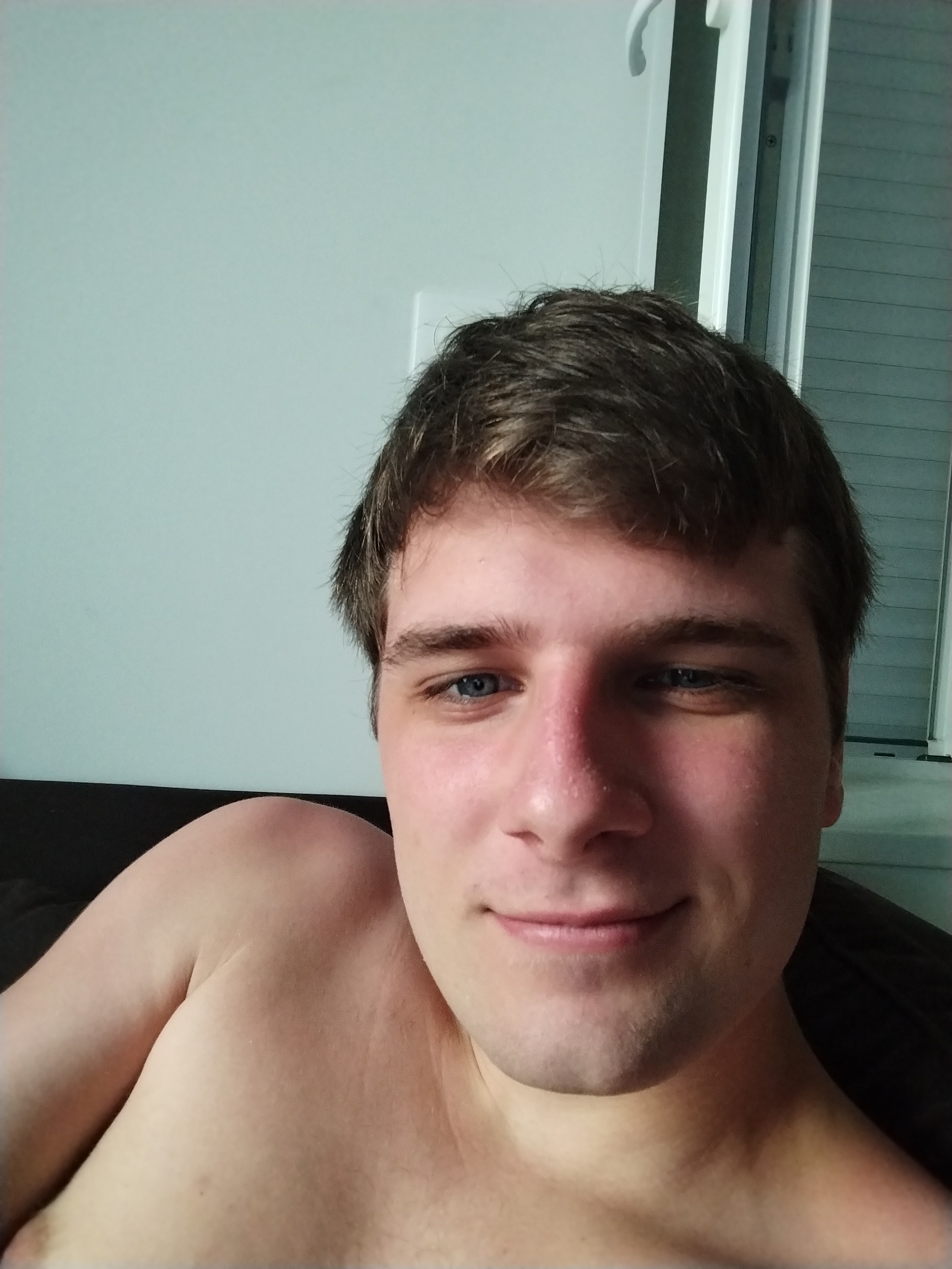 Profil de Ouari, 24 ans, rencontre gay à Jas