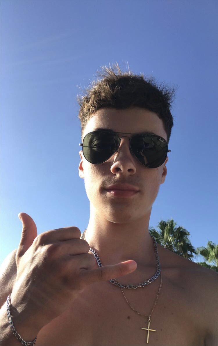 Profil de Dereck, 21 ans, rencontre gay à Grane