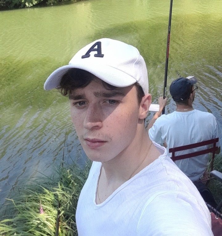 Profil de Oualid, 20 ans, rencontre gay à Essoyes
