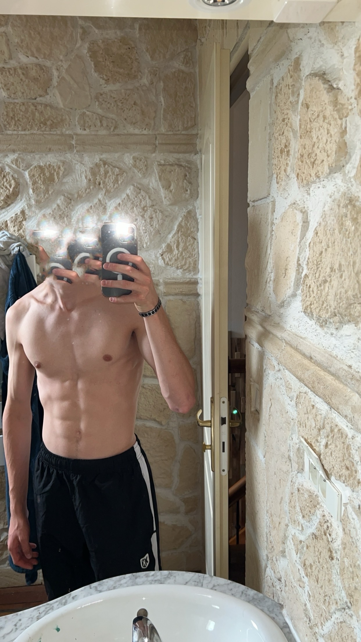 Profil de Noureddine, 19 ans, rencontre gay à Limousis