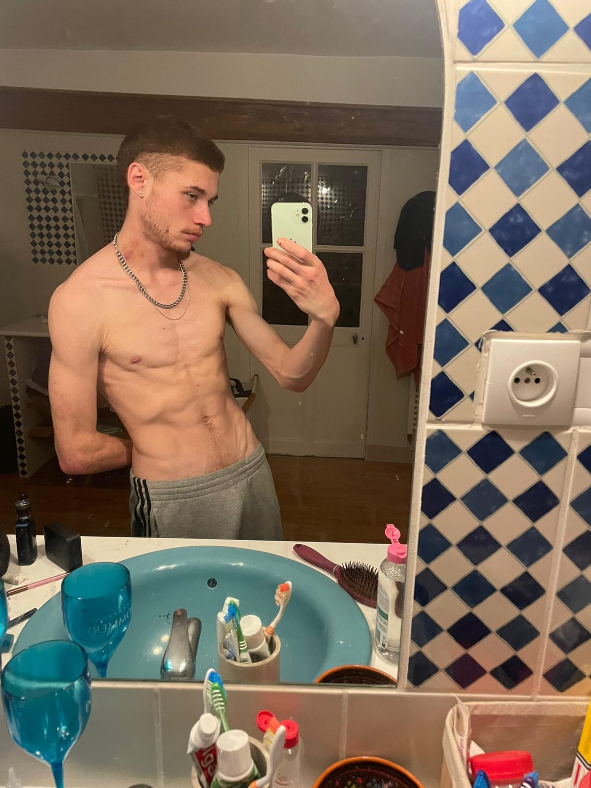 Profil de Bora, 20 ans, rencontre gay à Aragon