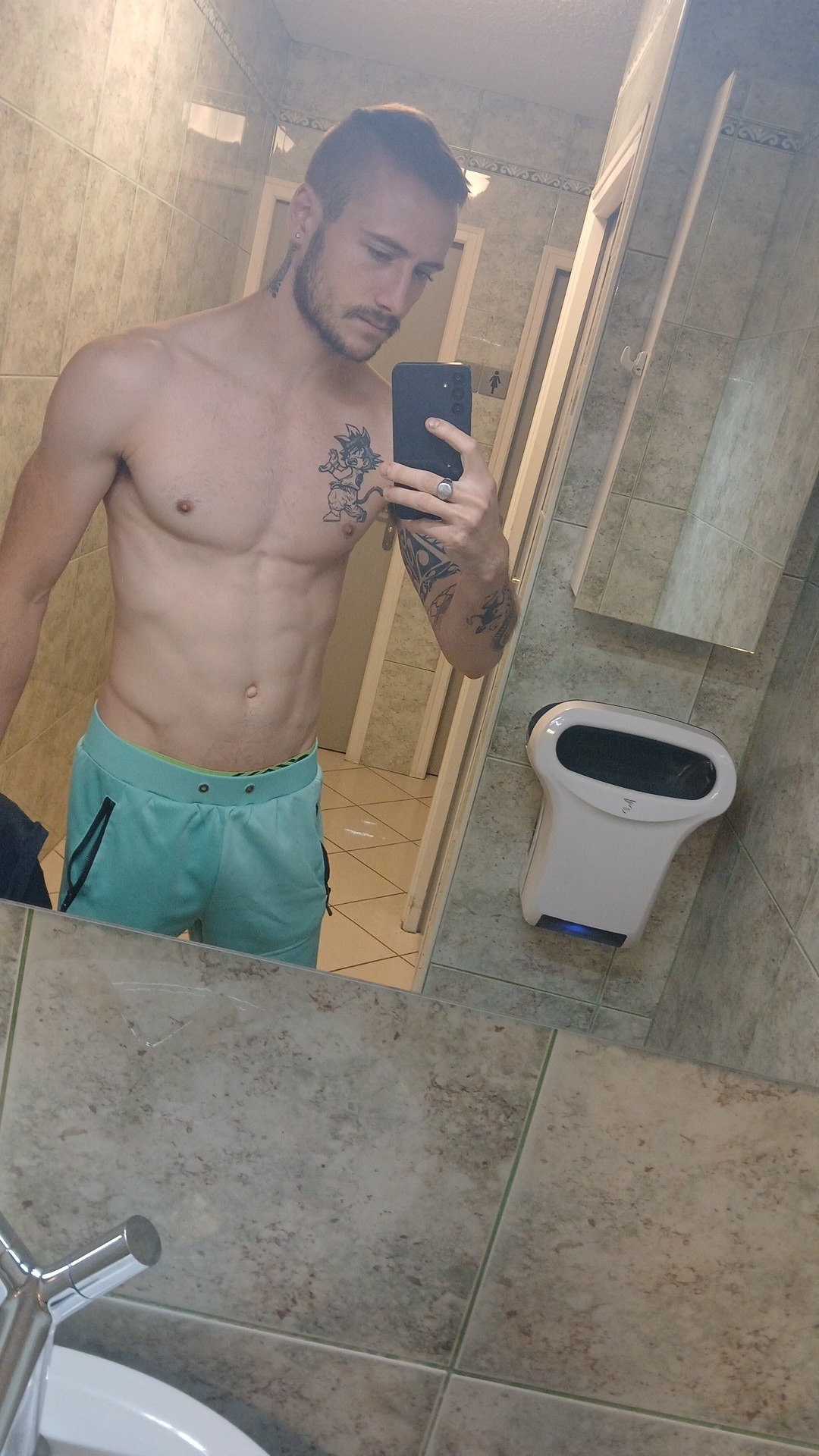 Profil de Iyas, 27 ans, rencontre gay à Sacy