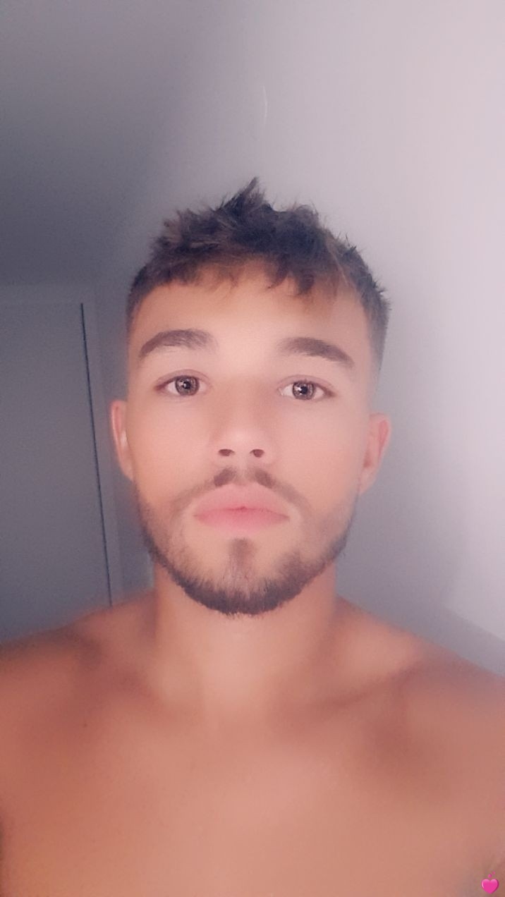 Profil de Lahoucine, 21 ans, rencontre gay à Bugarach